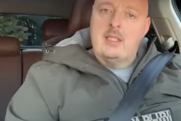 Screenshot uit video waar Joost in de auto zit