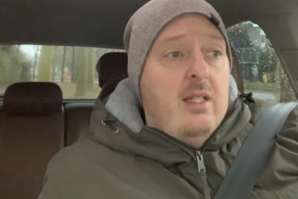 Screenshot uit de video waarop Joost te zien is in zijn auto waar hij het filmpje op neemt