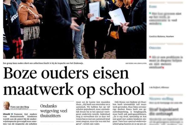 Screenshot voorpagina krant met foto van Boze Ouders die collectieve klacht overhandigen aan vertegenwoordiger Onderwijsinspectie.