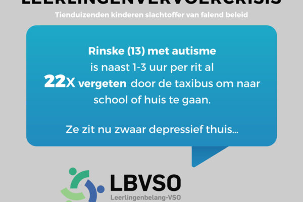 Banner gemaakt door Boze Ouders voor het LBVSO met de titel: "Leerlingenvervoercrisis. Tienduizenden kinderen slachtoffer van falend beleid" en de tekst in een tekstballon: "Rinske (13) met autisme is naast 1-3 uur per rit al 22x vergeten door de taxibus om naar school of huis te gaan. Ze zit nu zwaar depressief thuis..." Logo LBVSO Leerlingenbelang-VSO