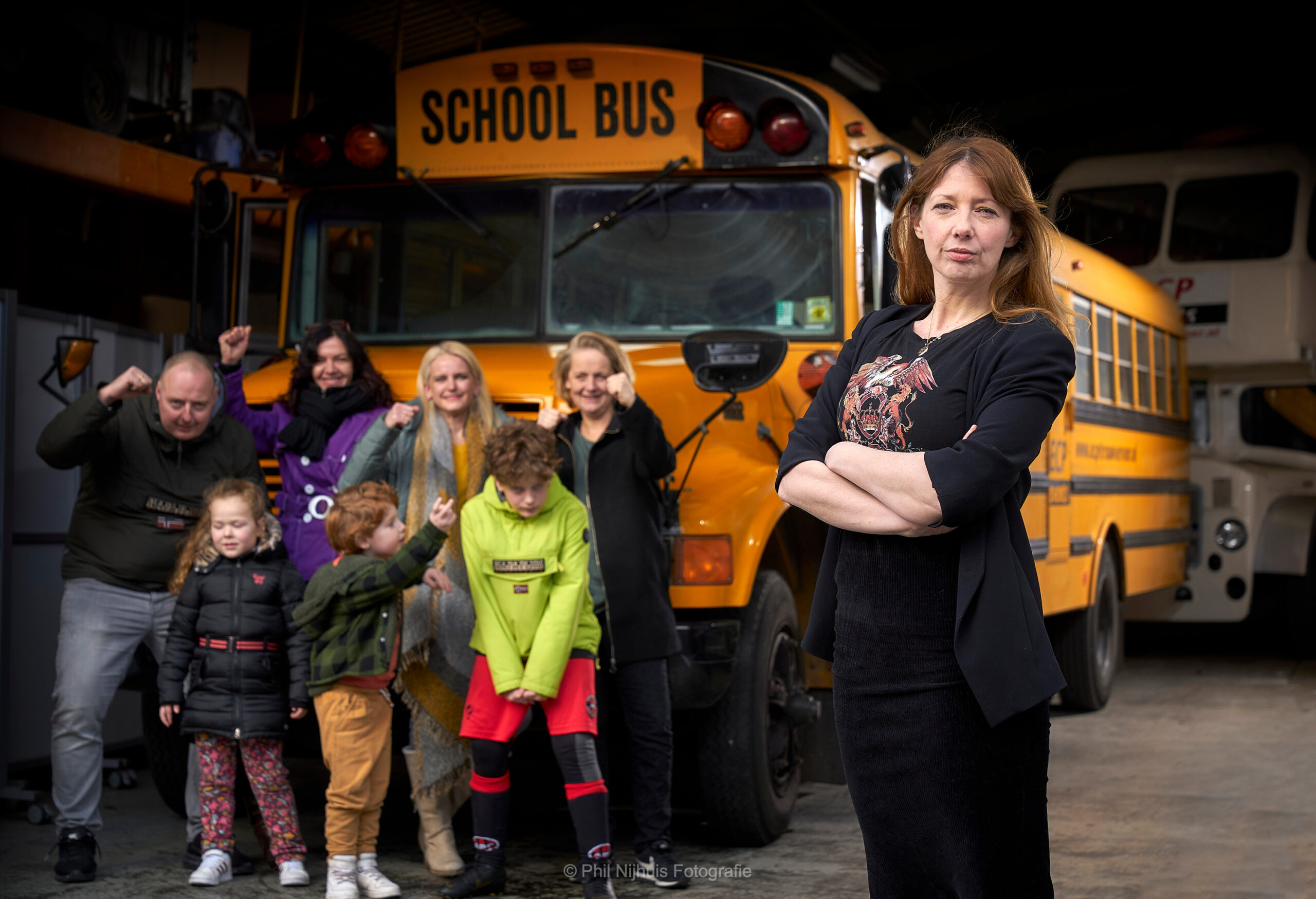 Foto van Boze Ouders voor een gele, Amerikaanse schoolbus.