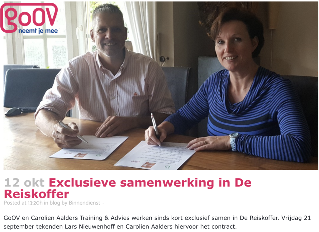 Lars Nieuwenhoff en Carolien Aalders zitten aan tafel en tekenen het contract voor de exclusieve samenwerking tussen GoOV en Carolien Aalders Training & Advies's project 'De Reiskoffer'.
